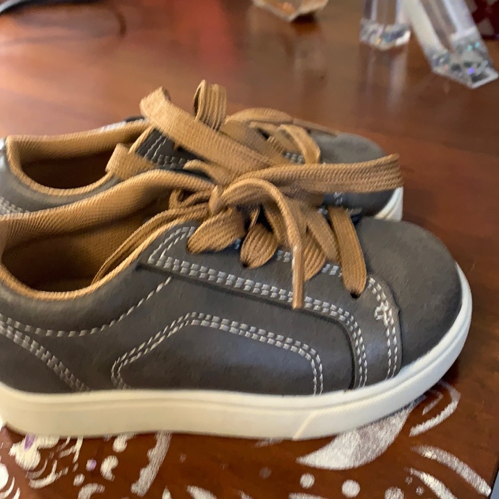 Zoe & Zac brown sneakers/shoes boys size 8.5